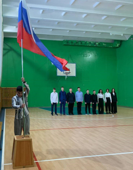 Традиционная линейка, церемония поднятия флага и исполнения гимна Российской Федерации.